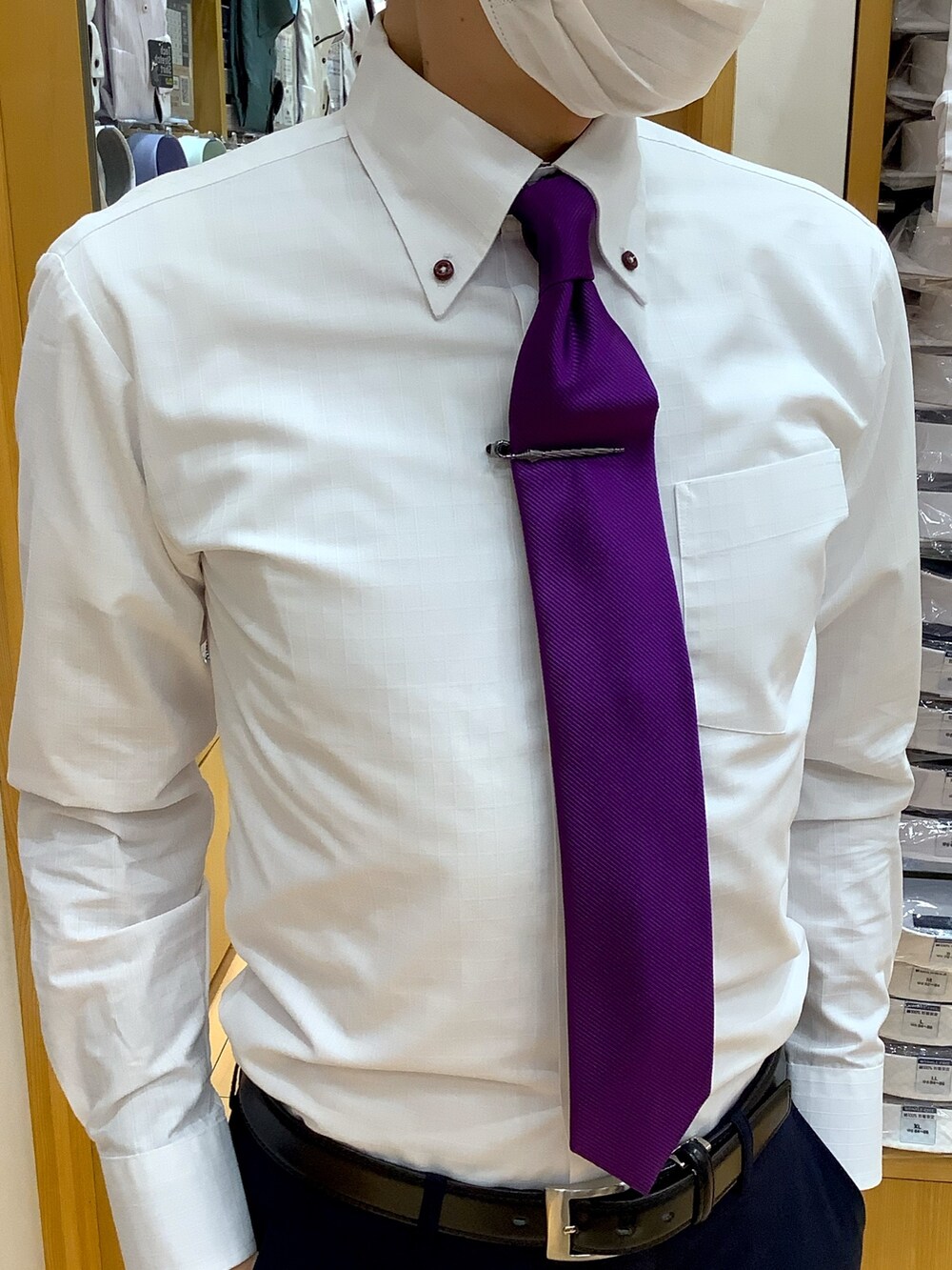 レッド系のポケットチーフ、シルバー系のネクタイピン、その他のネクタイを着用したメンズの秋コーディネートの2枚目の写真