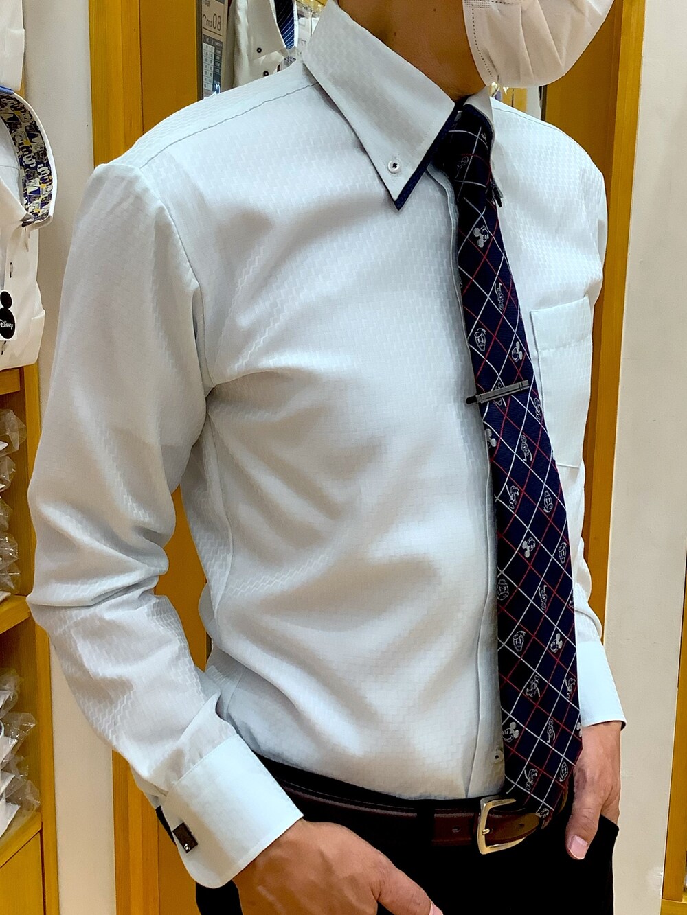 グリーン系のビジネスシャツ、その他のネクタイ、シルバー系のカフリンクスを着用したメンズの秋コーディネートの2枚目の写真