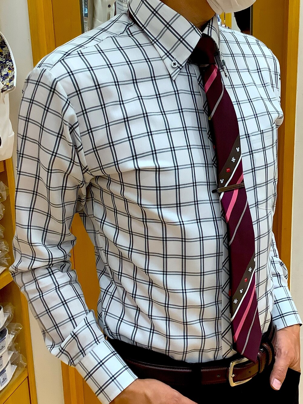 グリーン系のビジネスシャツ、その他のネクタイ、シルバー系のカフリンクスを着用したメンズの秋コーディネートの2枚目の写真