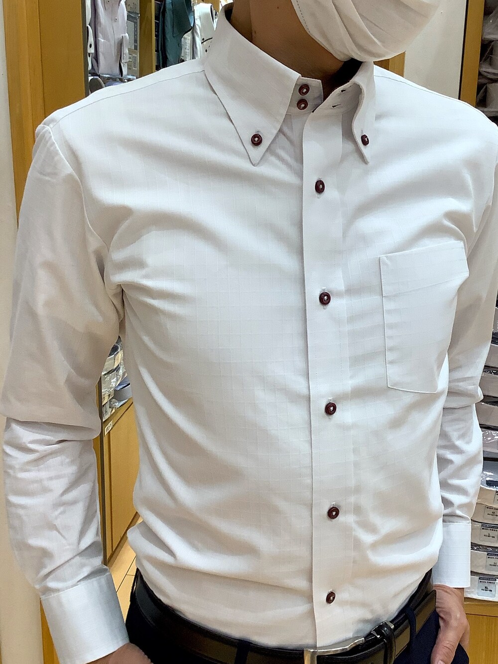 レッド系のポケットチーフ、シルバー系のネクタイピン、その他のネクタイを着用したメンズの秋コーディネートの3枚目の写真