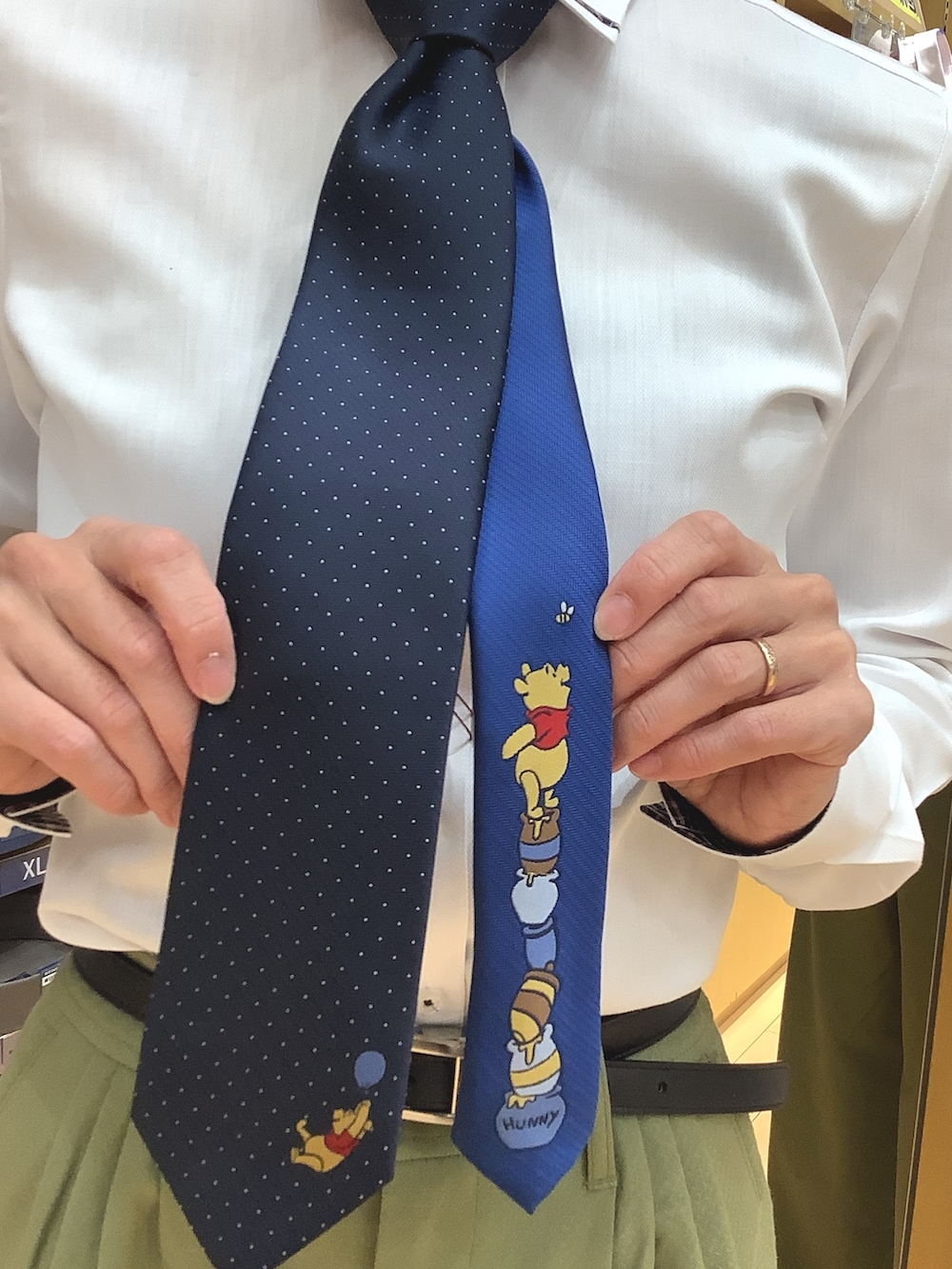 ホワイト系のビジネスシャツ、シルバー系のネクタイピン、その他のネクタイを着用したメンズの秋コーディネートの2枚目の写真