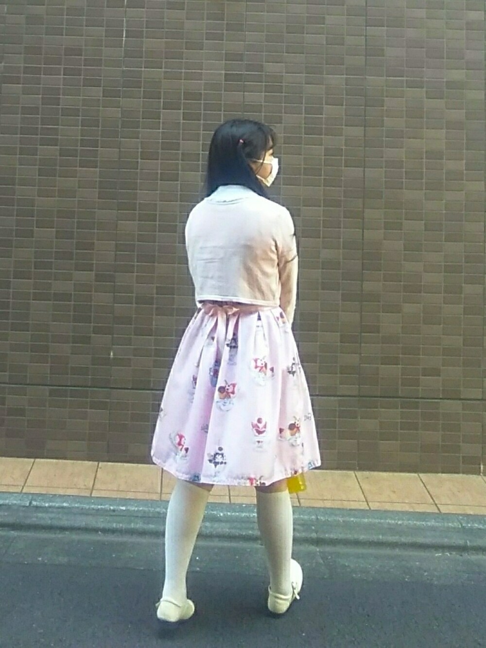 ピンク系のジャンパースカート、ピンク系のカーディガン/ボレロ、ホワイト系のシューズを着用したレディースの夏コーディネートの2枚目の写真