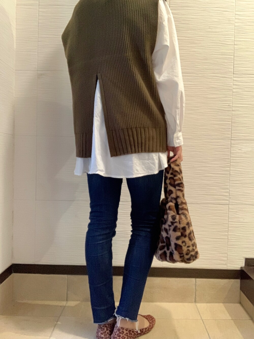 ブルー系のデニムパンツ、その他のパンプス、グリーン系のニット/セーターを着用したレディースの秋コーディネートの2枚目の写真