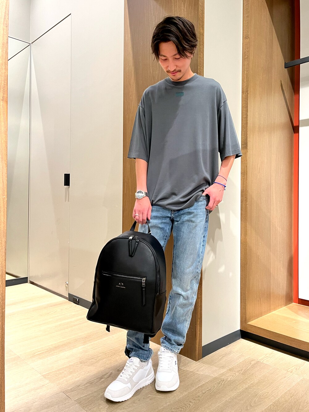 「Armani Exchange、AXchanger、アルマーニエクスチェンジ、AXchange、カジュアル、スニーカーコーデ、シンプル、カーキ、ロゴT」｜「ARMANI EXCHANGEの【A|X アルマーニ エクスチェンジ】AXロゴ　半袖クルーネックジャージーカットソー（Tシャツ/カットソー、グリーン系）」を使った、SAKAさん（メンズ・178cm）の夏コーディネートの2枚目の写真