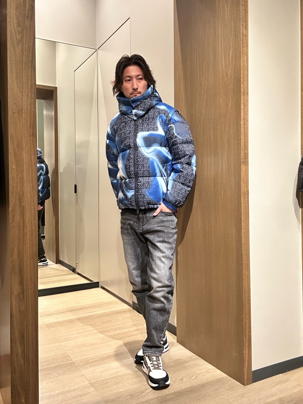 「AXchanger、AXchange、アルマーニエクスチェンジ、ARMANIEXCHANGE、シンプル、大人カジュアル、アウター、オトナカジュアル、デニム、グレー、スニーカー、大人コーデ、カジュアルコーデ、ブルゾン、休日コーデ」｜「ARMANI EXCHANGEのアイテム（ジャケット/アウター、ブルー系）」を使った、SAKAさん（メンズ・178cm）の冬コーディネートの2枚目の写真
