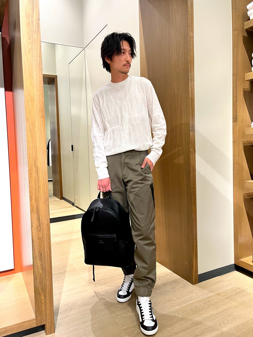 「Armani Exchange、AXchanger、アルマーニエクスチェンジ、AXchange、ニット、カーゴパンツ、カーキ、スニーカーコーデ、スニーカー、タックイン」｜「ARMANI EXCHANGEの【A|X アルマーニ エクスチェンジ】AXロゴ　ニットプルオーバー（ニット/セーター、ホワイト系）」を使った、SAKAさん（メンズ・178cm）の夏コーディネートの3枚目の写真