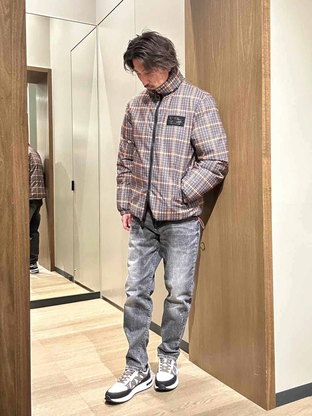 「AXchanger、AXchange、アルマーニエクスチェンジ、ARMANIEXCHANGE、大人カジュアル、デニム、チェック、オトナカジュアル、メンズファッション、大人コーデ、ブルゾン、カジュアルコーデ、休日コーデ、デニムパンツ、スニーカー」｜「ARMANI EXCHANGEの【A|X アルマーニ エクスチェンジ】AXロゴ　リバーシブルパファーブルゾン（ブルゾン、オレンジ系）」を使った、SAKAさん（メンズ・178cm）の冬コーディネートの2枚目の写真