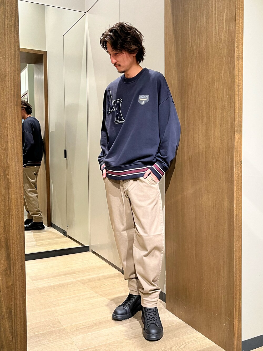 「AXchanger、AXchange、アルマーニエクスチェンジ、ARMANIEXCHANGE、秋冬コーデ、カジュアルコーデ、カジュアル、ブーツ、パンツスタイル、ワッペン、スウェット、シンプルスタイル、秋コーデ、ブラウン、ネイビー」｜「ARMANI EXCHANGEのアイテム（トップス、その他）」を使った、SAKAさん（メンズ・178cm）の冬コーディネートの2枚目の写真