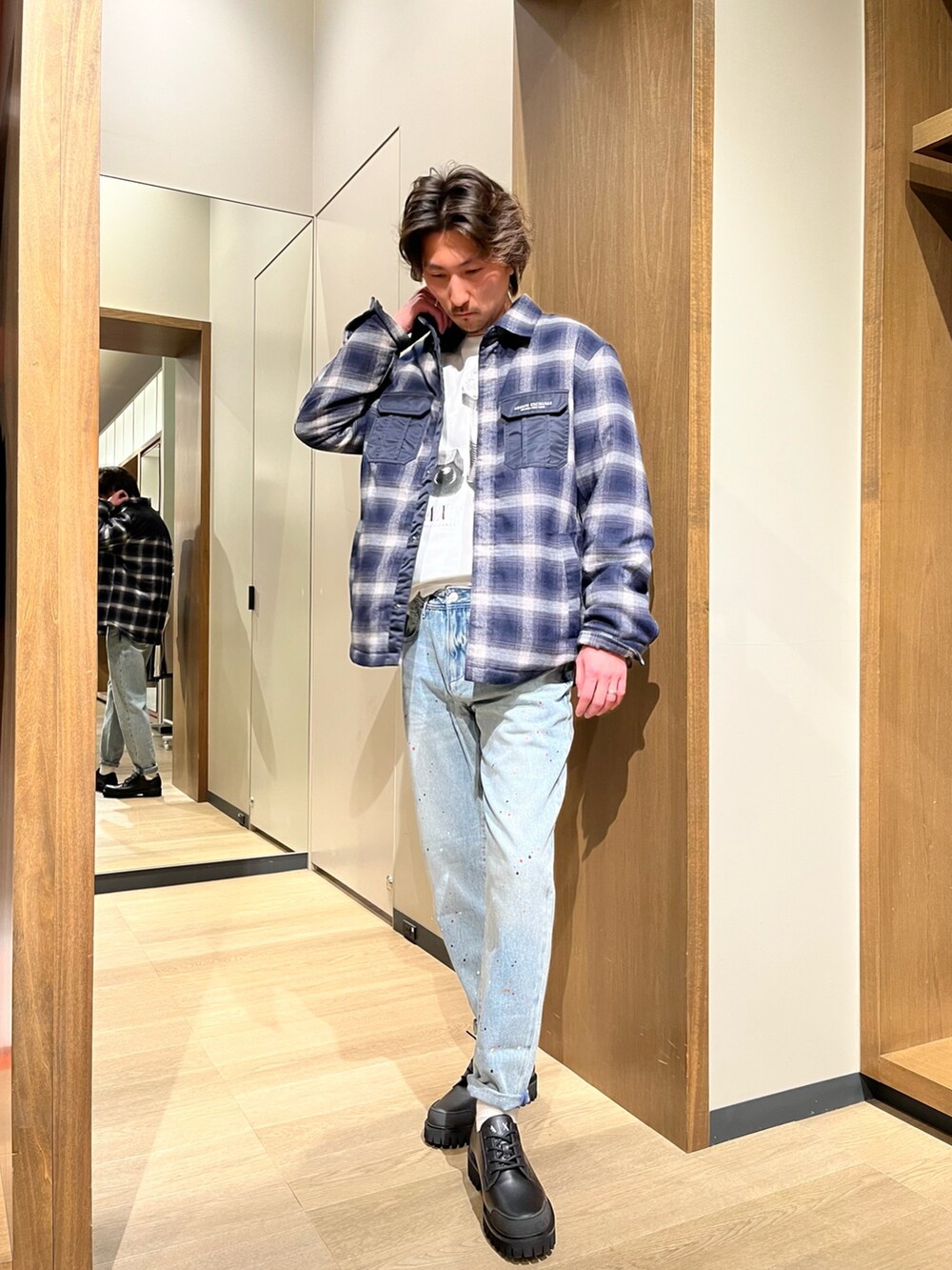 「AXchanger、Armani Exchange、AXchange、アルマーニエクスチェンジ、チェック、シャツブルゾン、ジーンズ、タックイン、カジュアルコーデ、デニムコーデ、ネイビー、ブラック、クロップドパンツ」｜「ARMANI EXCHANGEの【A|X アルマーニ エクスチェンジ】≪30周年記念アイテム≫NUT&BOLTデザイン　スウェットトップス（スウェット、ホワイト系）」を使った、SAKAさん（メンズ・178cm）の春コーディネートの3枚目の写真