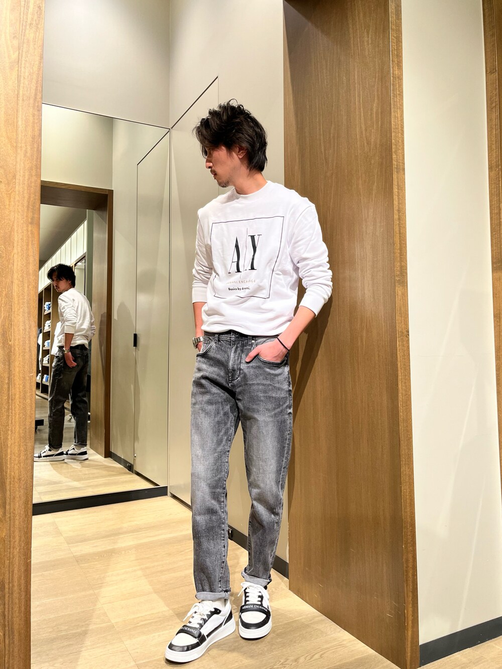 「Armani Exchange、アルマーニエクスチェンジ、AXchange、AXchanger、モノトーン、スニーカー、スウェット、グレー、デニム、デニムパンツ、シンプルコーデ、スウェットコーデ」｜「ARMANI EXCHANGEの【A|X アルマーニ エクスチェンジ】A|Xビッグロゴ　スウェットプルオーバー（スウェット、ホワイト系）」を使った、SAKAさん（メンズ・178cm）の春コーディネートの2枚目の写真