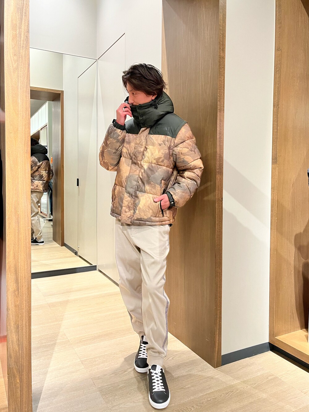 「Armani Exchange、AXchanger、アルマーニエクスチェンジ、axchange、冬コーデ、ブルゾン、カモフラ、ベージュ、パンツスタイル、スニーカー」｜「ARMANI EXCHANGEの【A|X アルマーニ エクスチェンジ】カモフラージュ柄　2WAYダウンジャケット（ダウンジャケット/コート、ベージュ系）」を使った、SAKAさん（メンズ・178cm）の冬コーディネートの2枚目の写真