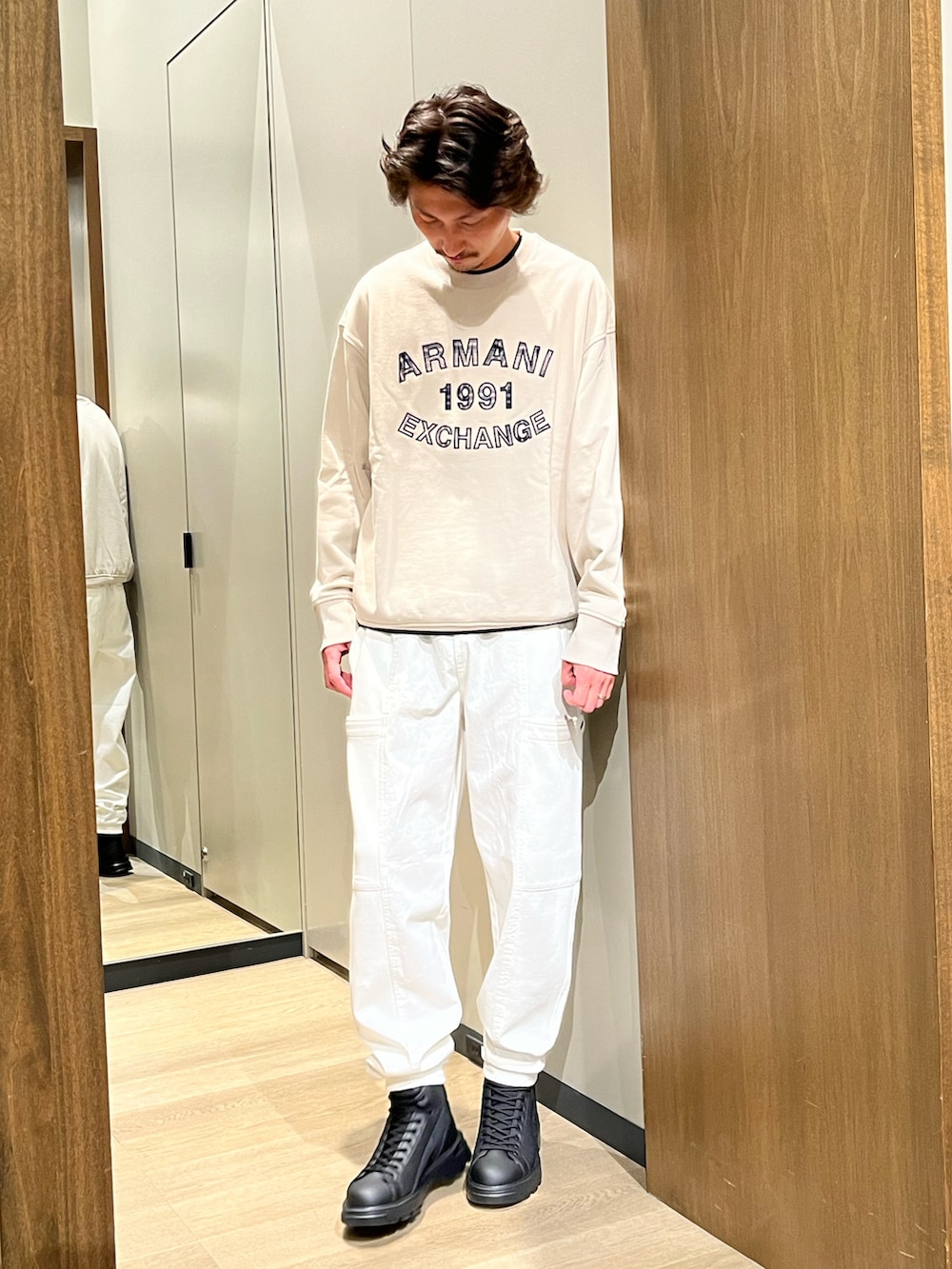 「AXchanger、AXchange、ARMANIEXCHANGE、アルマーニエクスチェンジ、秋冬コーデ、カジュアルコーデ、オトナカジュアル、シンプル、ゆるコーデ、カジュアル、シンプルスタイル、ブーツ、ホワイト、ベージュ、秋コーデ」｜「ARMANI EXCHANGEの【A|X アルマーニ エクスチェンジ】AXロゴ　スウェットプルオーバー（スウェット、ベージュ系）」を使った、SAKAさん（メンズ・178cm）の冬コーディネートの2枚目の写真