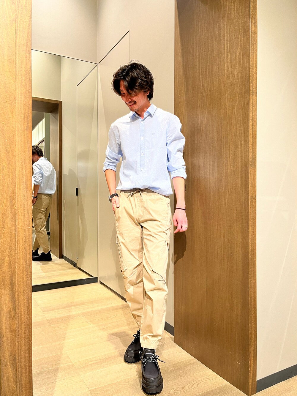 「Armani Exchange、アルマーニエクスチェンジ、AXchanger、AXchange、カジュアル、オトナカジュアル、春コーデ、シンプル、大人コーデ、キレイめ、シャツスタイル、カジュアルコーデ、パンツスタイル、ベージュ」｜「ARMANI EXCHANGEの【A|X アルマーニ エクスチェンジ】ロゴ　長袖シャツ/REGULAR（シャツ/ブラウス、ブルー系）」を使った、SAKAさん（メンズ・178cm）の春コーディネートの2枚目の写真