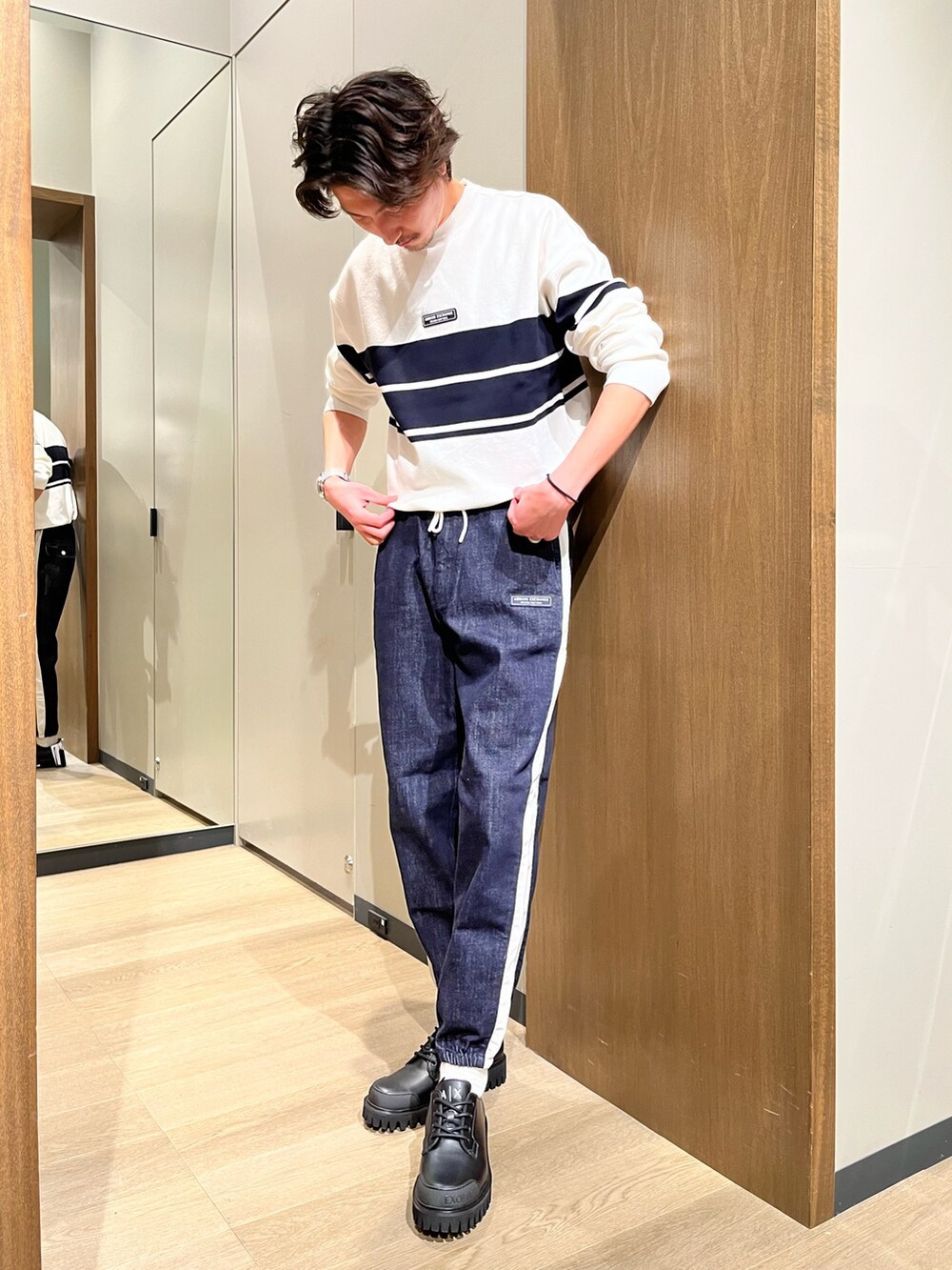 「Armani Exchange、アルマーニエクスチェンジ、AXchanger、AXchange、春コーデ、オトナカジュアル、カジュアルコーデ、シンプル、ラフ、ネイビー、ホワイト、ニット、ホワイトコーデ、春」｜「ARMANI EXCHANGEの【A|X アルマーニ エクスチェンジ】ライン　ニットプルオーバー（ニット/セーター、ホワイト系）」を使った、SAKAさん（メンズ・178cm）の春コーディネートの2枚目の写真