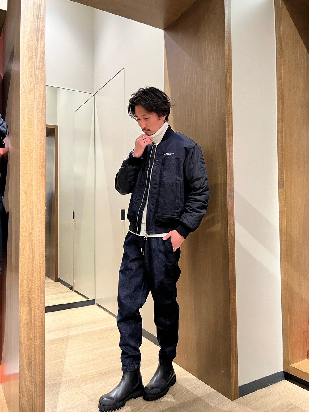 「Armani Exchange、AXchanger、AXchange、アルマーニエクスチェンジ、セットアップ、ネイビー、ブーツ、デニム、カジュアルコーデ、シンプル、ニット」｜「ARMANI EXCHANGEの【A|X アルマーニ エクスチェンジ】デニムボンバージャケット（ブルゾン、ブルー系）」を使った、SAKAさん（メンズ・178cm）の春コーディネートの2枚目の写真