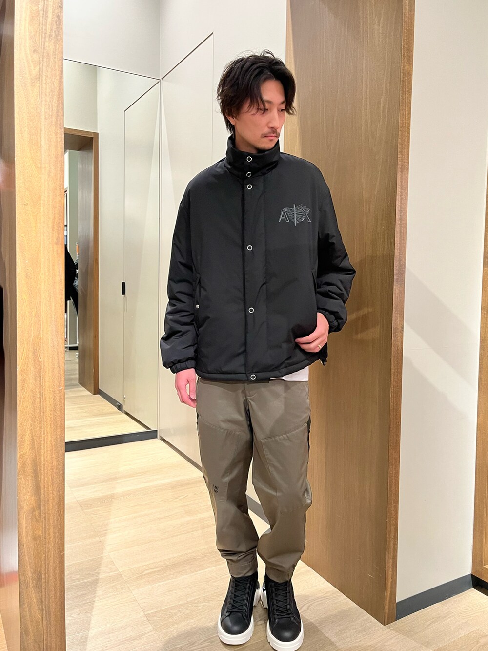 「Armani Exchange、AXchanger、アルマーニエクスチェンジ、AXchange、冬コーデ、ブルゾン、ブラック、カーキ、チノパン、outfit、ブーツ」｜「ARMANI EXCHANGEの【A|X アルマーニ エクスチェンジ】イーグルロゴバックデザイン　パファーブルゾン（ブルゾン、ブラック系）」を使った、SAKAさん（メンズ・178cm）の冬コーディネートの2枚目の写真