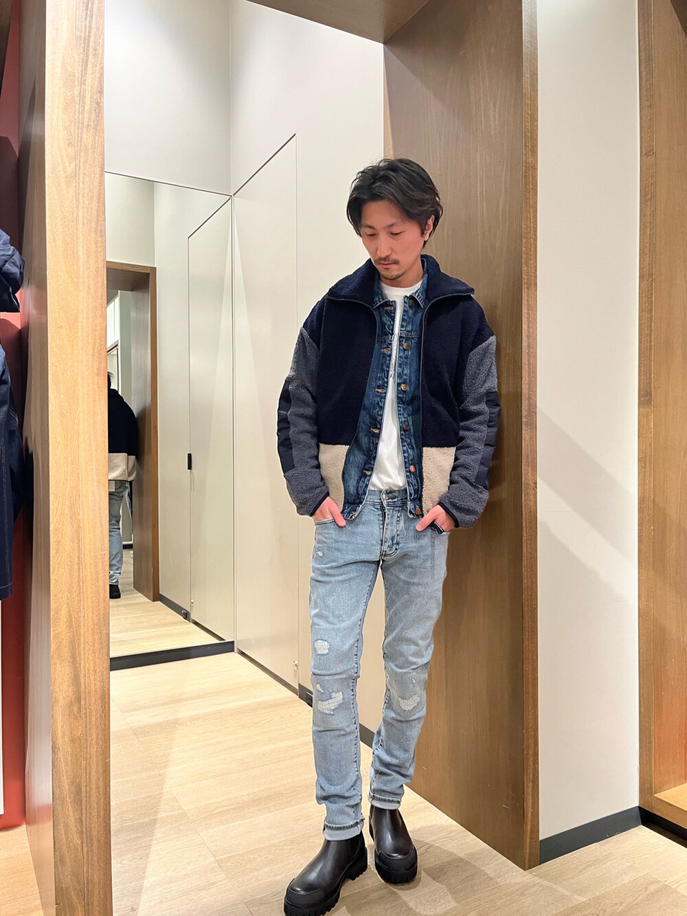 「Armani Exchange、AXchanger、アルマーニエクスチェンジ、AXchange、カジュアルコーデ、フリース、デニム、ブーツ、大人コーデ、秋冬コーデ、白Tシャツ、シンプル」|「ARMANI EXCHANGEの【A|X アルマーニ エクスチェンジ】カラーブロック フリーストップス(ブルゾン、ブルー系)」を使った、SAKAさん(メンズ・178cm)の冬コーディネートの2枚目の写真