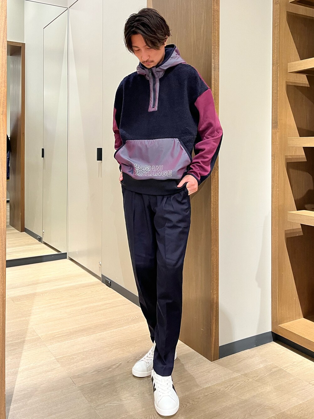 「Armani Exchange、AXchanger、アルマーニエクスチェンジ、AXchange、シンプルコーデ、メンズコーデ、スウェットパーカー、秋コーデ、ネイビー、スニーカー」｜「ARMANI EXCHANGEの【A|X アルマーニ エクスチェンジ】マルチカラー　ハーフジップスウェットパーカ（スウェット、パープル系）」を使った、SAKAさん（メンズ・178cm）の秋コーディネートの2枚目の写真