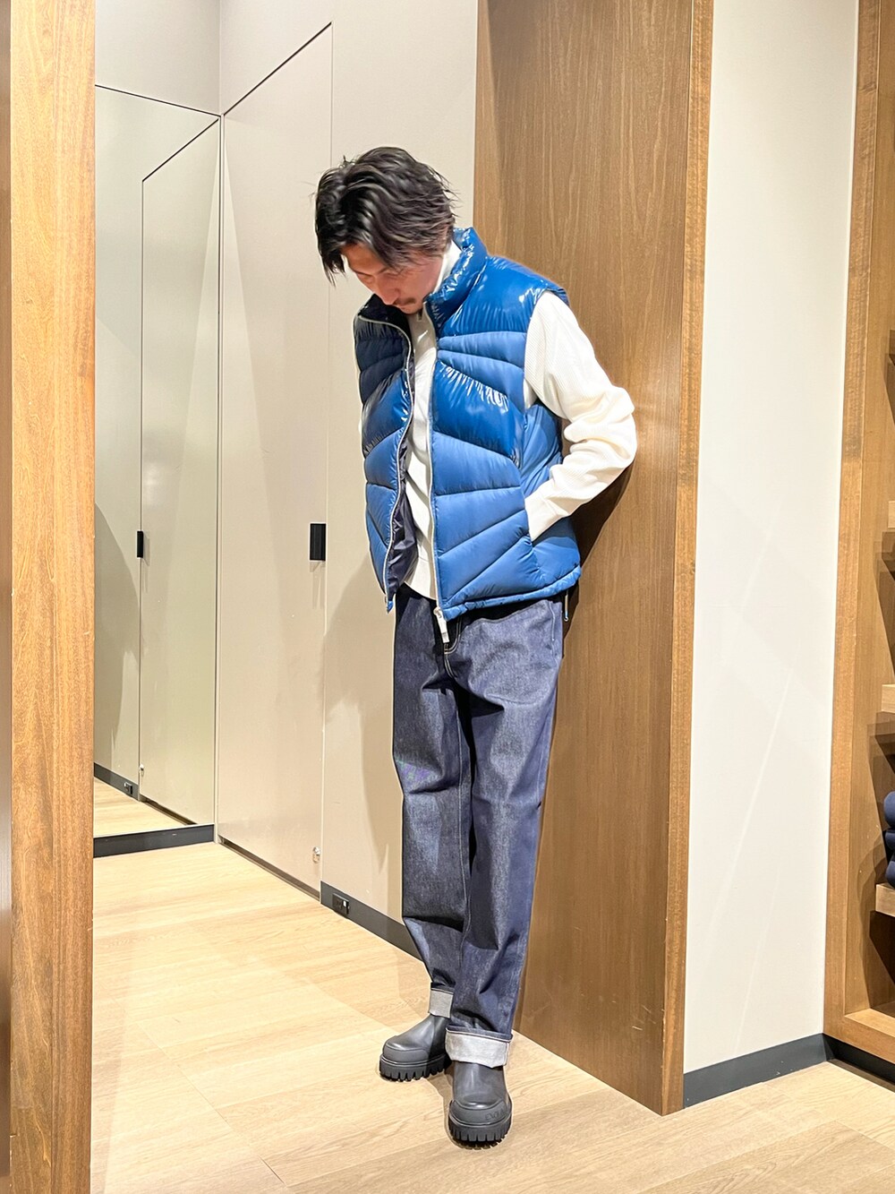 「カジュアルコーデ、オトナカジュアル、シンプル、ダウンベスト、デニムパンツ、ニット、ハーフジップ、ブーツ、シンプルスタイル、ホワイト、秋コーデ、秋のコーデ」｜「ARMANI EXCHANGEの【A|X アルマーニ エクスチェンジ】バイファブリック　リアルダウンベスト（ダウンベスト、ブラック系）」を使った、SAKAさん（メンズ・178cm）の夏コーディネートの2枚目の写真