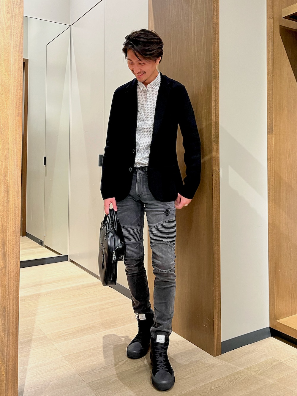 「Armani Exchange、アルマーニエクスチェンジ、AXchanger、AXchange、カジュアルコーデ、キレイめ、ジャケット、ジーンズ、シャツスタイル、タックイン、モノトーン、バッグ」｜「ARMANI EXCHANGEの【A|X アルマーニ エクスチェンジ】グラフィックロゴプリント　長袖シャツ/SLIM（シャツ/ブラウス、ホワイト系）」を使った、SAKAさん（メンズ・178cm）の秋コーディネートの3枚目の写真