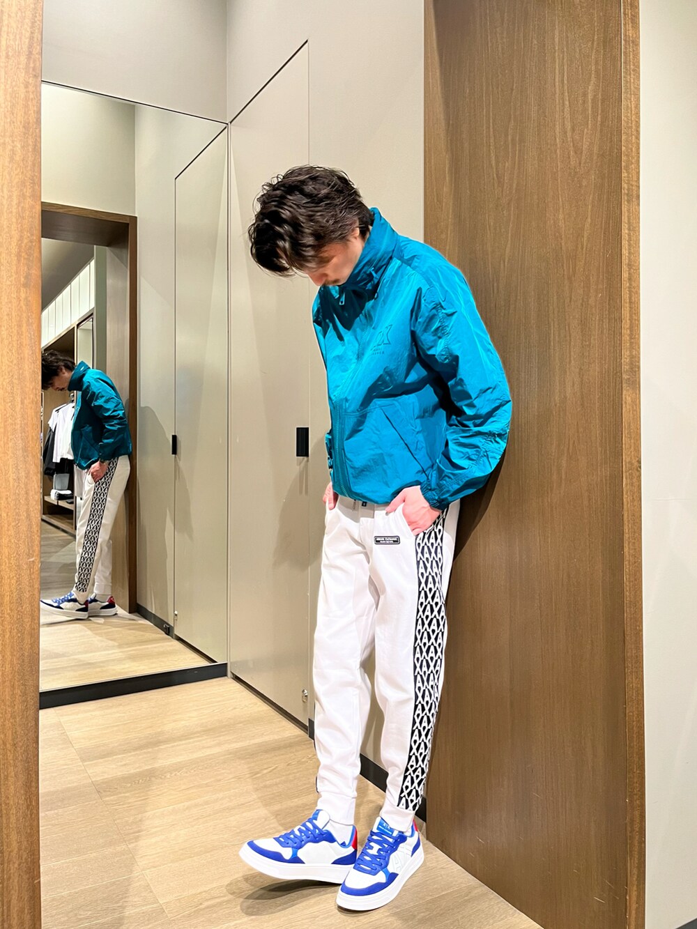 「アルマーニエクスチェンジ、AXchanger、Armani Exchange、AXchange、ナイロンジャケット、春コーデ、スニーカー、スウェットパンツ、ブルー、春アウター、スポーティ」｜「ARMANI EXCHANGEの【A|X アルマーニ エクスチェンジ】サテンロゴ　フードブルゾン（ナイロンジャケット、グリーン系）」を使った、SAKAさん（メンズ・178cm）の春コーディネートの2枚目の写真