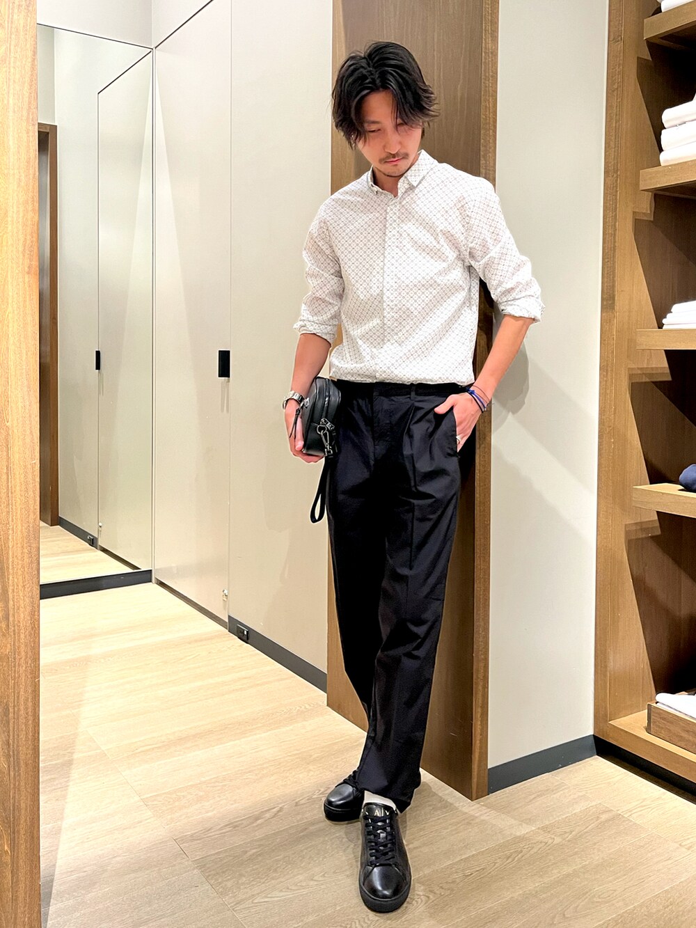 「Armani Exchange、AXchanger、アルマーニエクスチェンジ、AXchange、シャツスタイル、白シャツ、スニーカーコーデ、きれいめカジュアル、シンプル、タックイン」｜「ARMANI EXCHANGEの【A|X アルマーニ エクスチェンジ】グラフィックロゴプリント　長袖シャツ/SLIM（シャツ/ブラウス、ホワイト系）」を使った、SAKAさん（メンズ・178cm）の夏コーディネートの3枚目の写真
