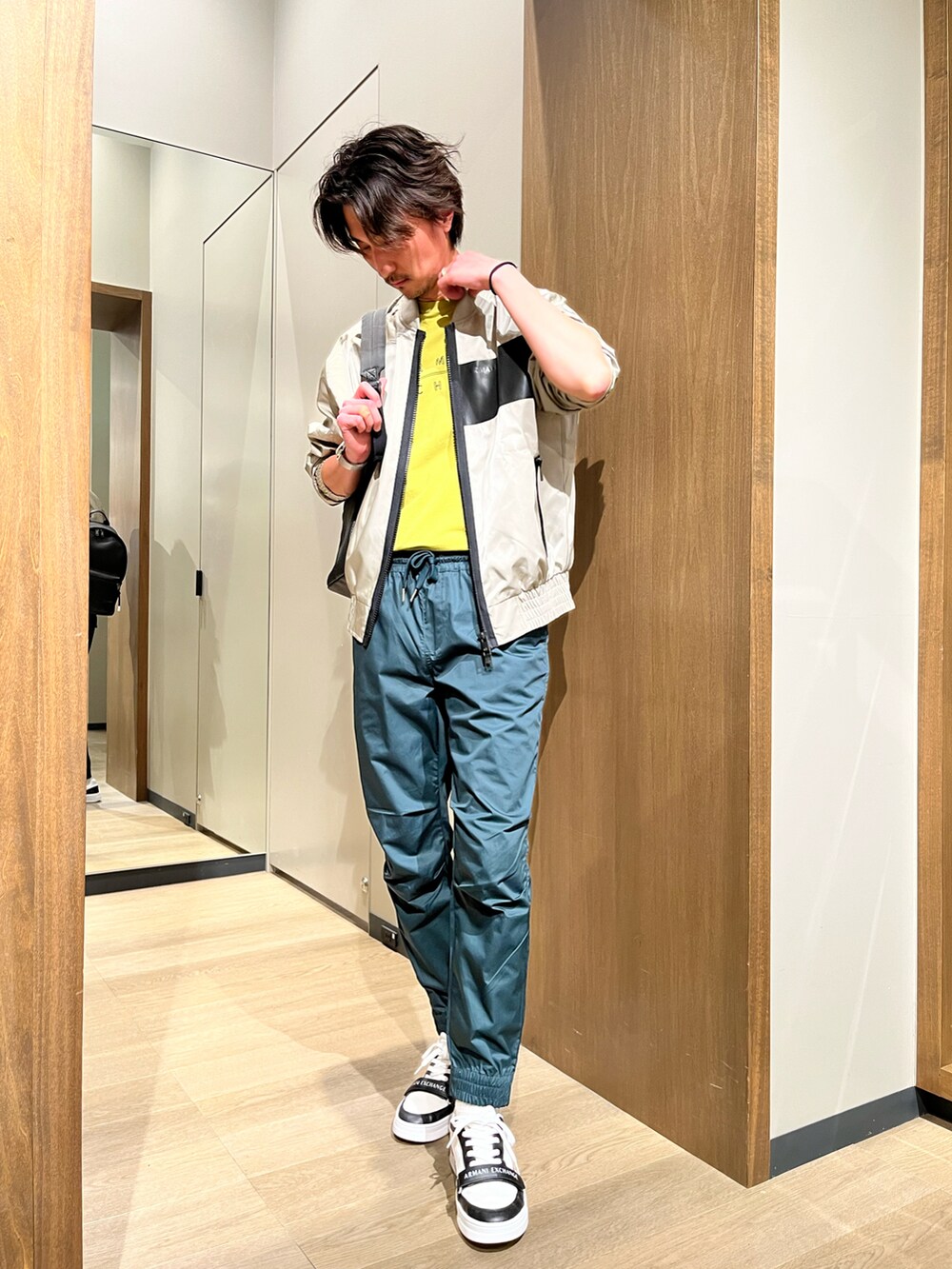 「Armani Exchange、アルマーニエクスチェンジ、AXchanger、AXchange、今日のコーデ、カジュアルコーデ、春夏コーデ、春コーデ、ブルゾン、パンツスタイル、スニーカー、白スニーカー、バックパック、ブラック」|「ARMANI EXCHANGEの【A|X アルマーニ エクスチェンジ】エンボスロゴ ボンバージャケット(ブルゾン、グレー系)」を使った、SAKAさん(メンズ・178cm)の春コーディネートの2枚目の写真