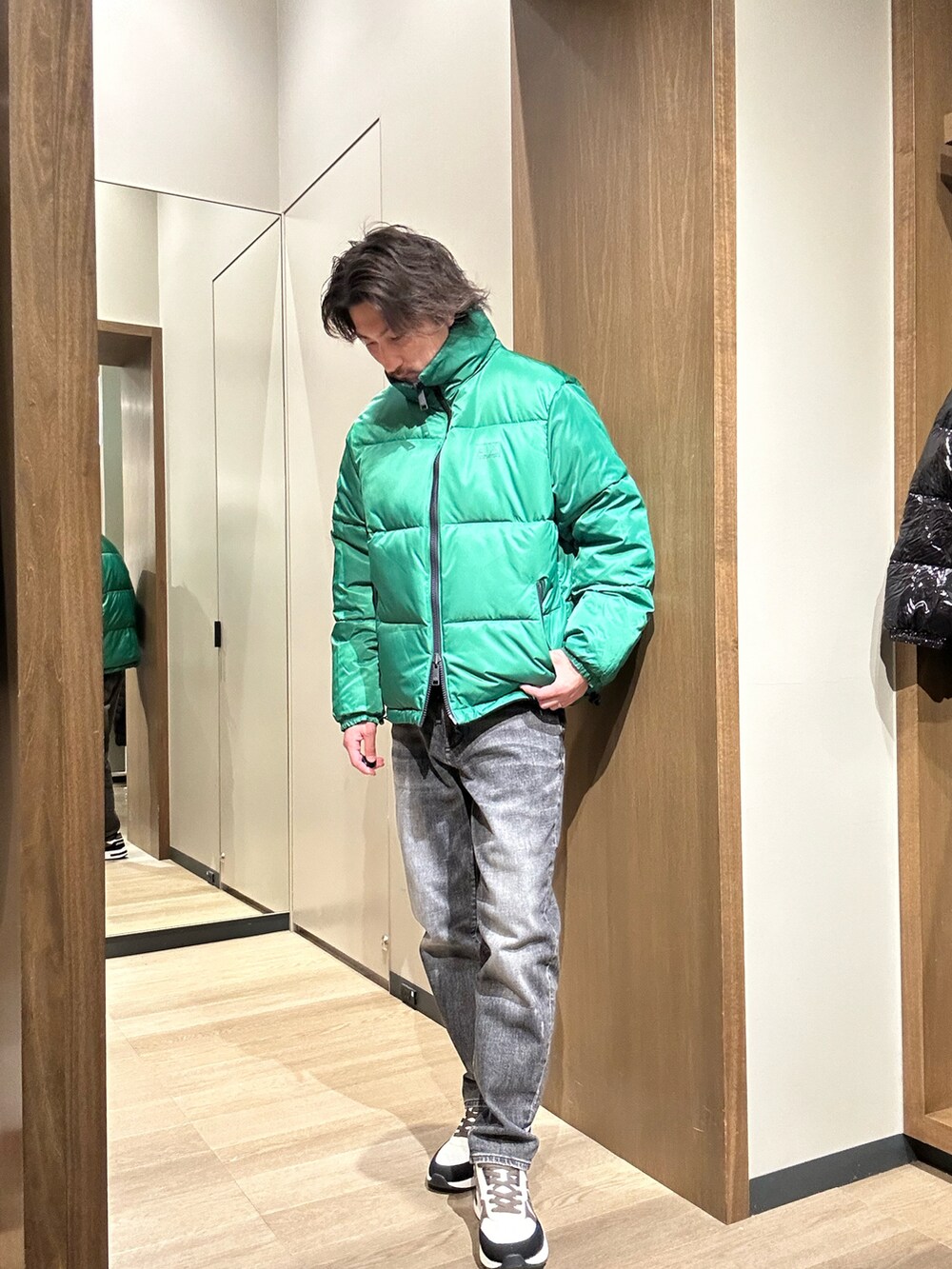 「AXchanger、AXchange、アルマーニエクスチェンジ、ARMANIEXCHANGE、大人カジュアル、デニム、オトナカジュアル、冬コーデ、リバーシブル、メンズファッション、ブルゾン、スニーカー、カジュアルコーデ、シンプルコーデ、秋冬コーデ」｜「ARMANI EXCHANGEの【A|X アルマーニ エクスチェンジ】AXロゴ　レースアップスニーカー（スニーカー、ホワイト系）」を使った、SAKAさん（メンズ・178cm）の冬コーディネートの2枚目の写真