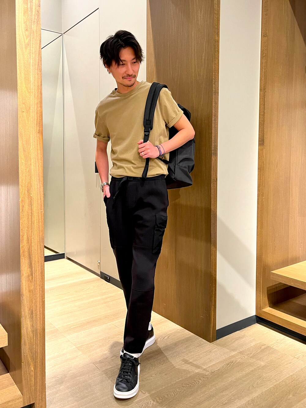 「Armani Exchange、AXchanger、AXchange、アルマーニエクスチェンジ、ベージュコーデ、ジョガーパンツ、バックパック、タックイン、スニーカーコーデ、Tシャツ」｜「ARMANI EXCHANGEの【A|X アルマーニ エクスチェンジ】AXロゴパッチ　シングルベルトフラップ　バックパック（バックパック/リュック、ブラック系）」を使った、SAKAさん（メンズ・178cm）の夏コーディネートの2枚目の写真
