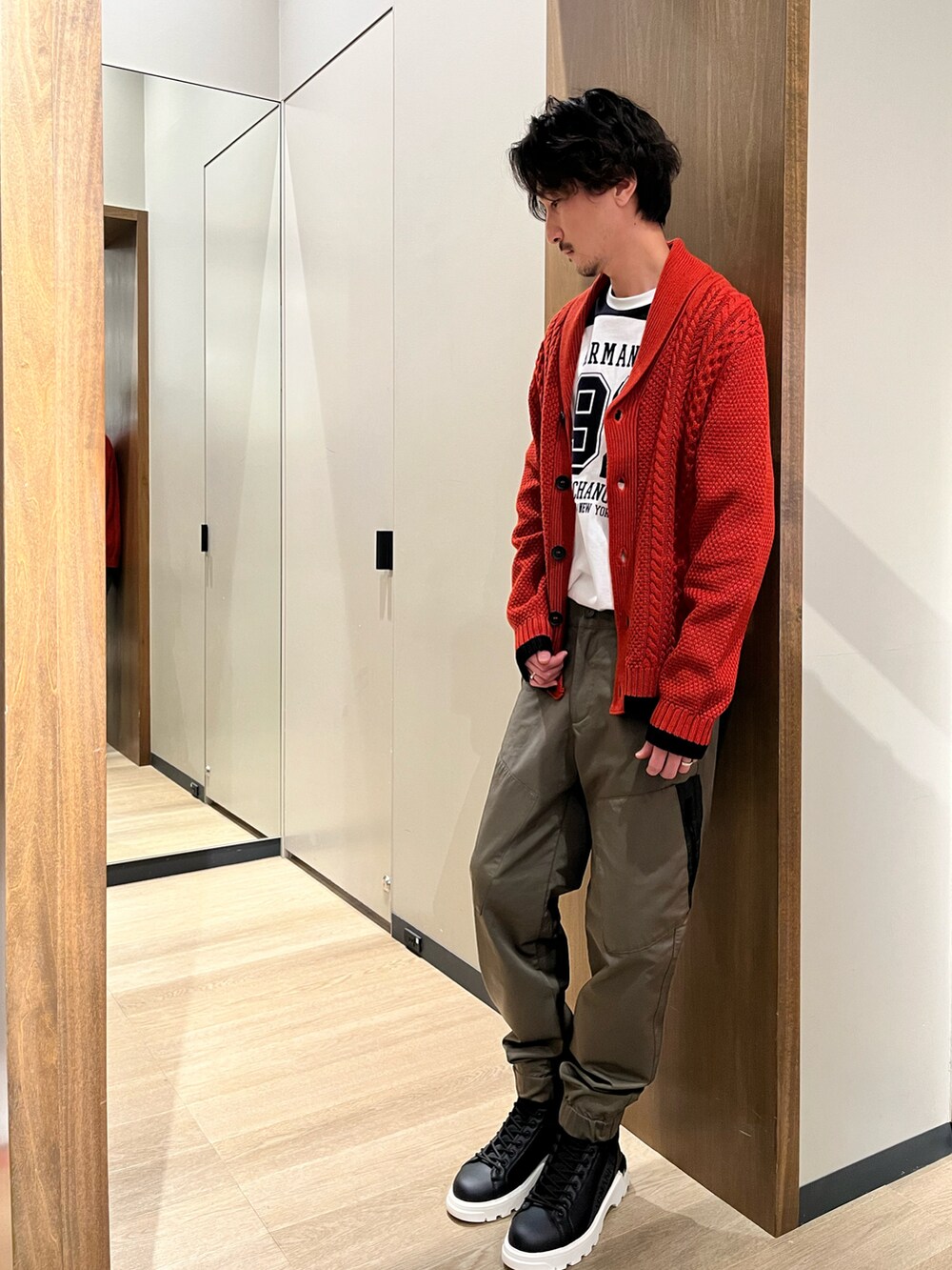 「Armani Exchange、AXchanger、アルマーニエクスチェンジ、AXchange、カーディガン、チノパン、ブーツ、カーキ、カジュアルコーデ、オレンジ」｜「ARMANI EXCHANGEの【A|X アルマーニ エクスチェンジ】オレンジラベル　カーディガン（カーディガン/ボレロ、オレンジ系）」を使った、SAKAさん（メンズ・178cm）の冬コーディネートの3枚目の写真