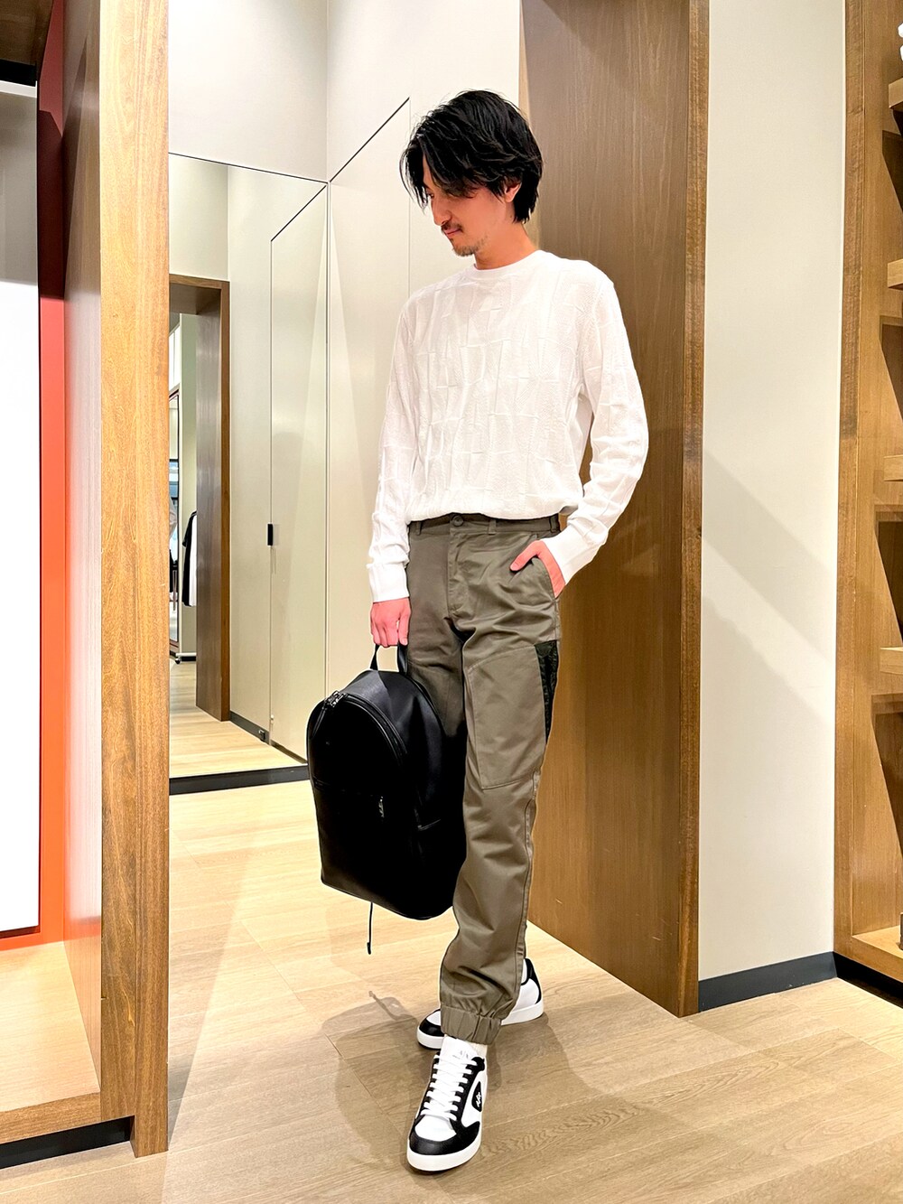 「Armani Exchange、AXchanger、アルマーニエクスチェンジ、AXchange、ニット、カーゴパンツ、カーキ、スニーカーコーデ、スニーカー、タックイン」｜「ARMANI EXCHANGEの【A|X アルマーニ エクスチェンジ】AXロゴ　ニットプルオーバー（ニット/セーター、ホワイト系）」を使った、SAKAさん（メンズ・178cm）の夏コーディネートの2枚目の写真