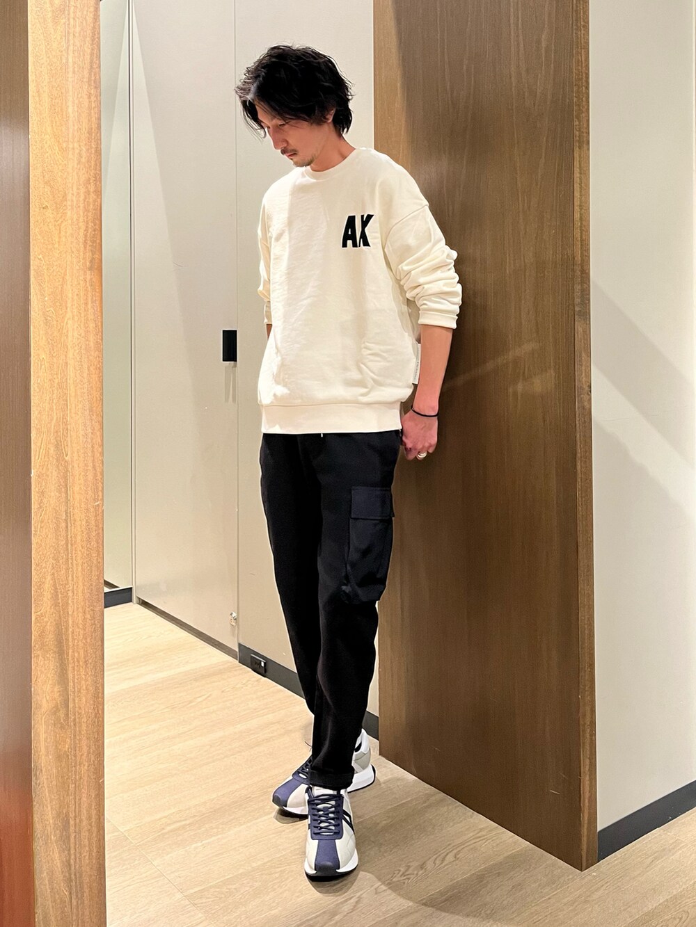 「オーバーサイズ、ユニセックス、シンプルコーデ、タウンユース、リラックスコーデ、男女兼用、アルマーニエクスチェンジ、Armani Exchange、axchange、AXchanger」｜「ARMANI EXCHANGEのアイテム（スウェット、ホワイト系）」を使った、SAKAさん（メンズ・178cm）の冬コーディネートの2枚目の写真