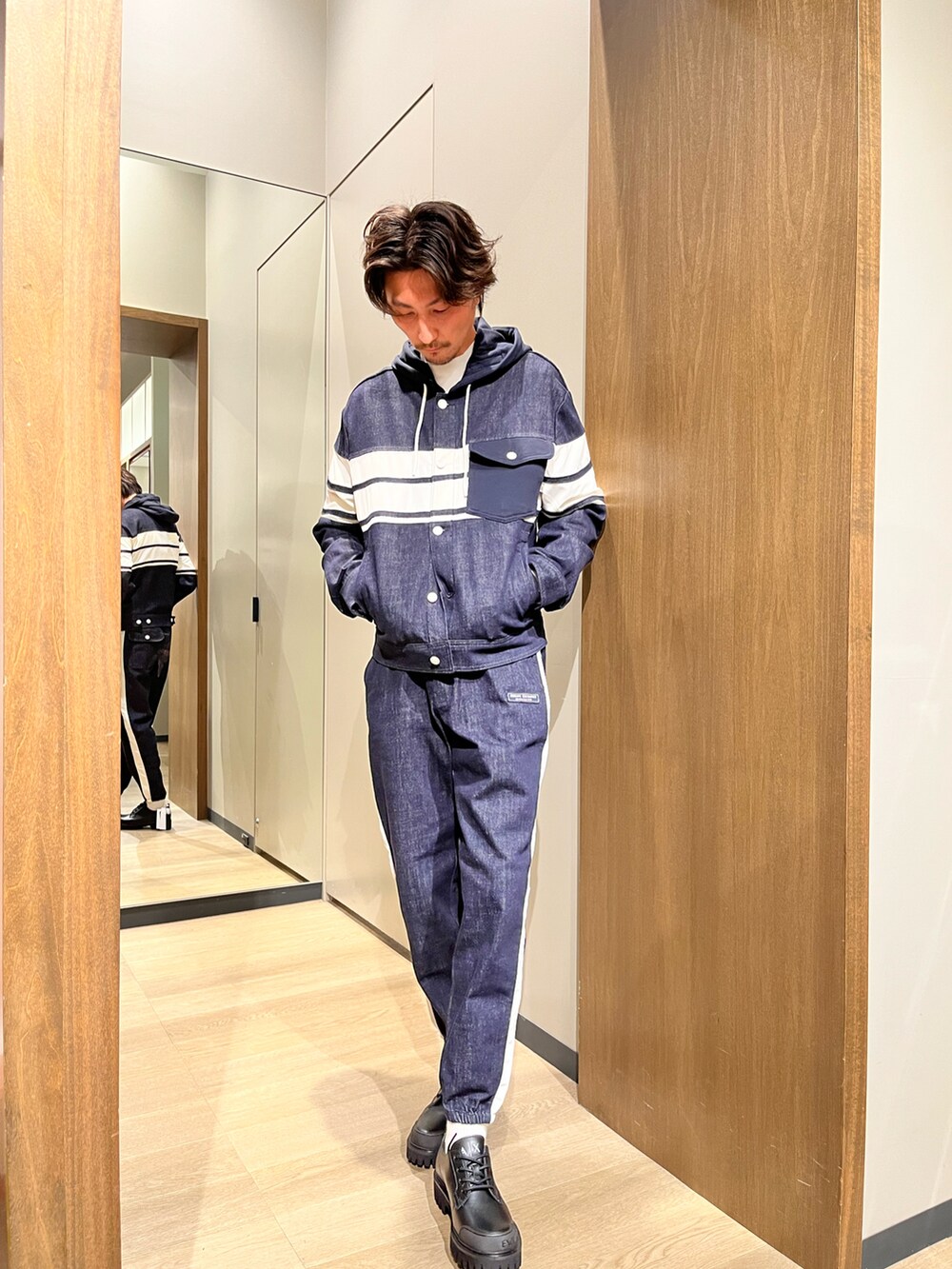 「Armani Exchange、アルマーニエクスチェンジ、AXchanger、AXchange、セットアップスタイル、セットアップ、デニム、ネイビー、カジュアル、休日コーデ、シンプルコーデ、春コーデ、春夏コーデ」｜「ARMANI EXCHANGEの【A|X アルマーニ エクスチェンジ】デニムボンバージャケット（ブルゾン、ブルー系）」を使った、SAKAさん（メンズ・178cm）の春コーディネートの2枚目の写真