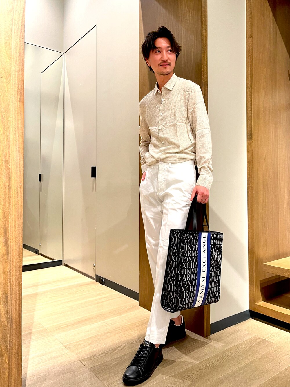「大人カジュアル、スニーカーコーデ、タックイン、白パンツ、きれいめカジュアル、シャツコーデ、アルマーニエクスチェンジ、Armani Exchange、axchange、AXchanger」｜「ARMANI EXCHANGEの【A|X アルマーニ エクスチェンジ】マイクロパターン柄　長袖シャツ/REGULAR（シャツ/ブラウス、ベージュ系）」を使った、SAKAさん（メンズ・178cm）の春コーディネートの2枚目の写真