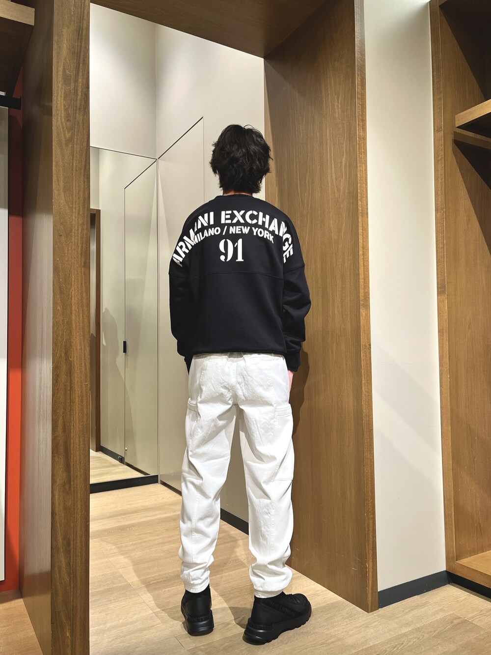 「AXchange、アルマーニエクスチェンジ、AXchanger、Armani Exchange、秋服コーデ、ジャージ、スウェット、チノパン、モノトーンコーデ、カジュアルコーデ、ブーツスタイル」｜「ARMANI EXCHANGEの【A|X アルマーニ エクスチェンジ】AXロゴ　スウェットプルオーバー（スウェット、ブラウン系）」を使った、SAKAさん（メンズ・178cm）の秋コーディネートの2枚目の写真