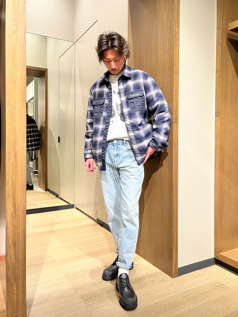 「AXchanger、Armani Exchange、AXchange、アルマーニエクスチェンジ、チェック、シャツブルゾン、ジーンズ、タックイン、カジュアルコーデ、デニムコーデ、ネイビー、ブラック、クロップドパンツ」｜「ARMANI EXCHANGEの【A|X アルマーニ エクスチェンジ】≪30周年記念アイテム≫NUT&BOLTデザイン　スウェットトップス（スウェット、ホワイト系）」を使った、SAKAさん（メンズ・178cm）の春コーディネートの2枚目の写真
