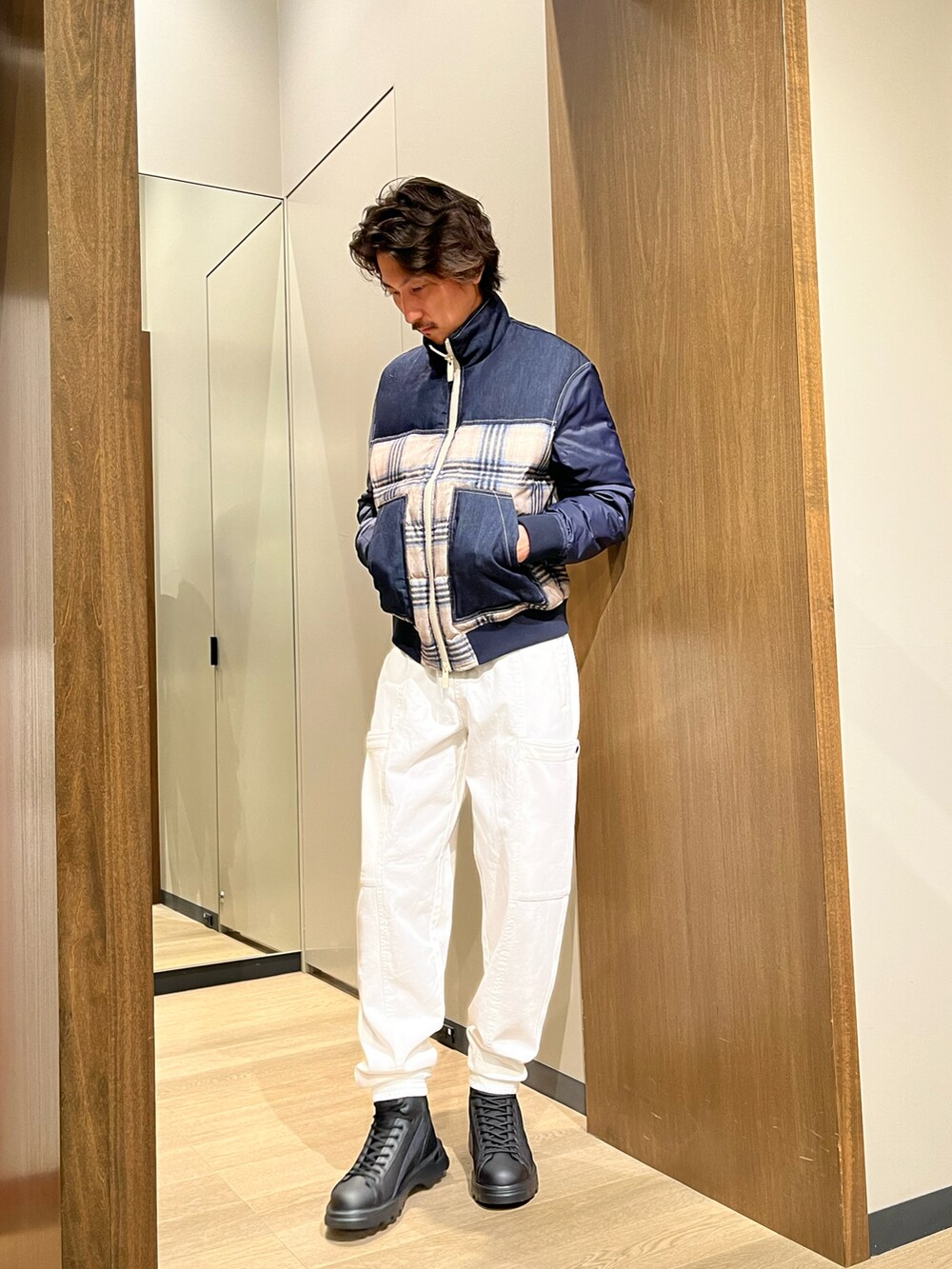 「AXchanger、AXchange、アルマーニエクスチェンジ、ARMANIEXCHANGE、armaniexchange、秋冬コーデ、オトナカジュアル、カジュアルコーデ、メンズコーデ、冬アウター、ゆるコーデ、カジュアル、デニム、シンプルスタイル、ブーツ」｜「ARMANI EXCHANGEのアイテム（ジャケット/アウター、ブルー系）」を使った、SAKAさん（メンズ・178cm）の冬コーディネートの2枚目の写真