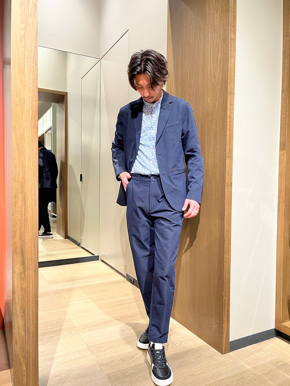 「Armani Exchange、アルマーニエクスチェンジ、AXchanger、AXchange、メンズファッション、ジャケット、セットアップ、ネイビー、シャツスタイル、スラックス、スニーカー、大人カジュアル、シンプルコーデ」｜「ARMANI EXCHANGEの【A|X アルマーニ エクスチェンジ】シアサッカー　テーラードジャケット（テーラードジャケット、ブルー系）」を使った、SAKAさん（メンズ・178cm）の春コーディネートの3枚目の写真