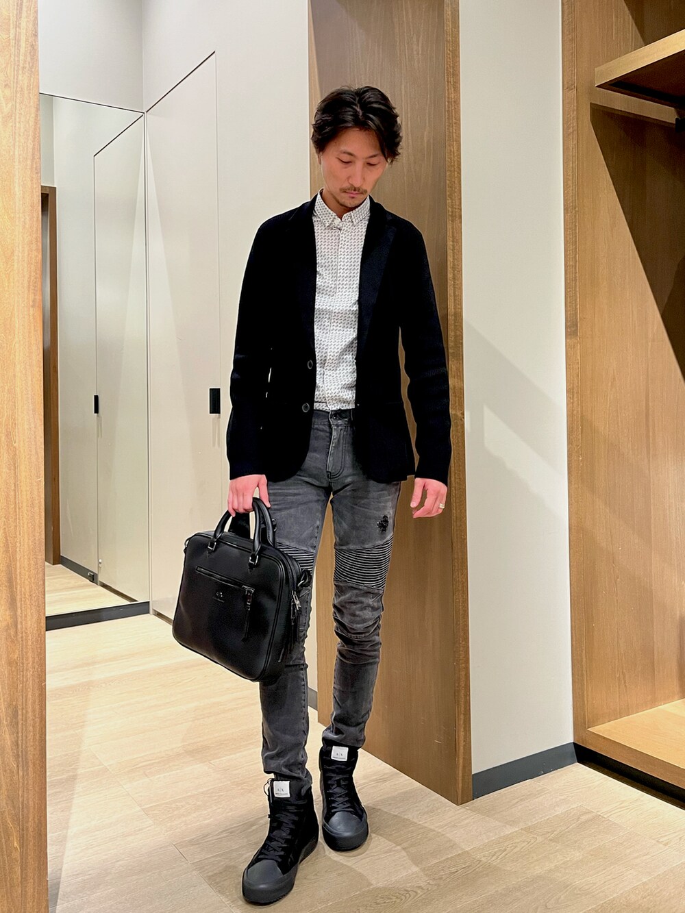 「Armani Exchange、アルマーニエクスチェンジ、AXchanger、AXchange、カジュアルコーデ、キレイめ、ジャケット、ジーンズ、シャツスタイル、タックイン、モノトーン、バッグ」｜「ARMANI EXCHANGEの【A|X アルマーニ エクスチェンジ】グラフィックロゴプリント　長袖シャツ/SLIM（シャツ/ブラウス、ホワイト系）」を使った、SAKAさん（メンズ・178cm）の秋コーディネートの2枚目の写真