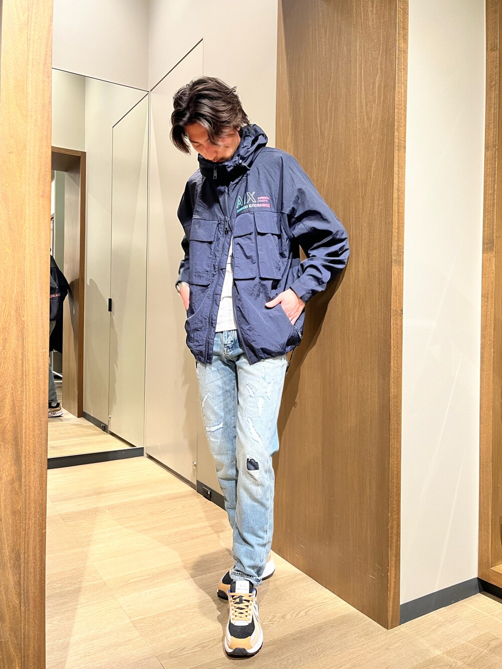 「Armani Exchange、アルマーニエクスチェンジ、AXchanger、AXchange、ネイビー、デニム、ジーンズ、ダメージデニムパンツ、スニーカー、フーディー、春アウター、休日コーデ、カジュアル」｜「ARMANI EXCHANGEの【A|X アルマーニ エクスチェンジ】SUMMER BEATS　フーディジャケット（ナイロンジャケット、ブルー系）」を使った、SAKAさん（メンズ・178cm）の春コーディネートの2枚目の写真