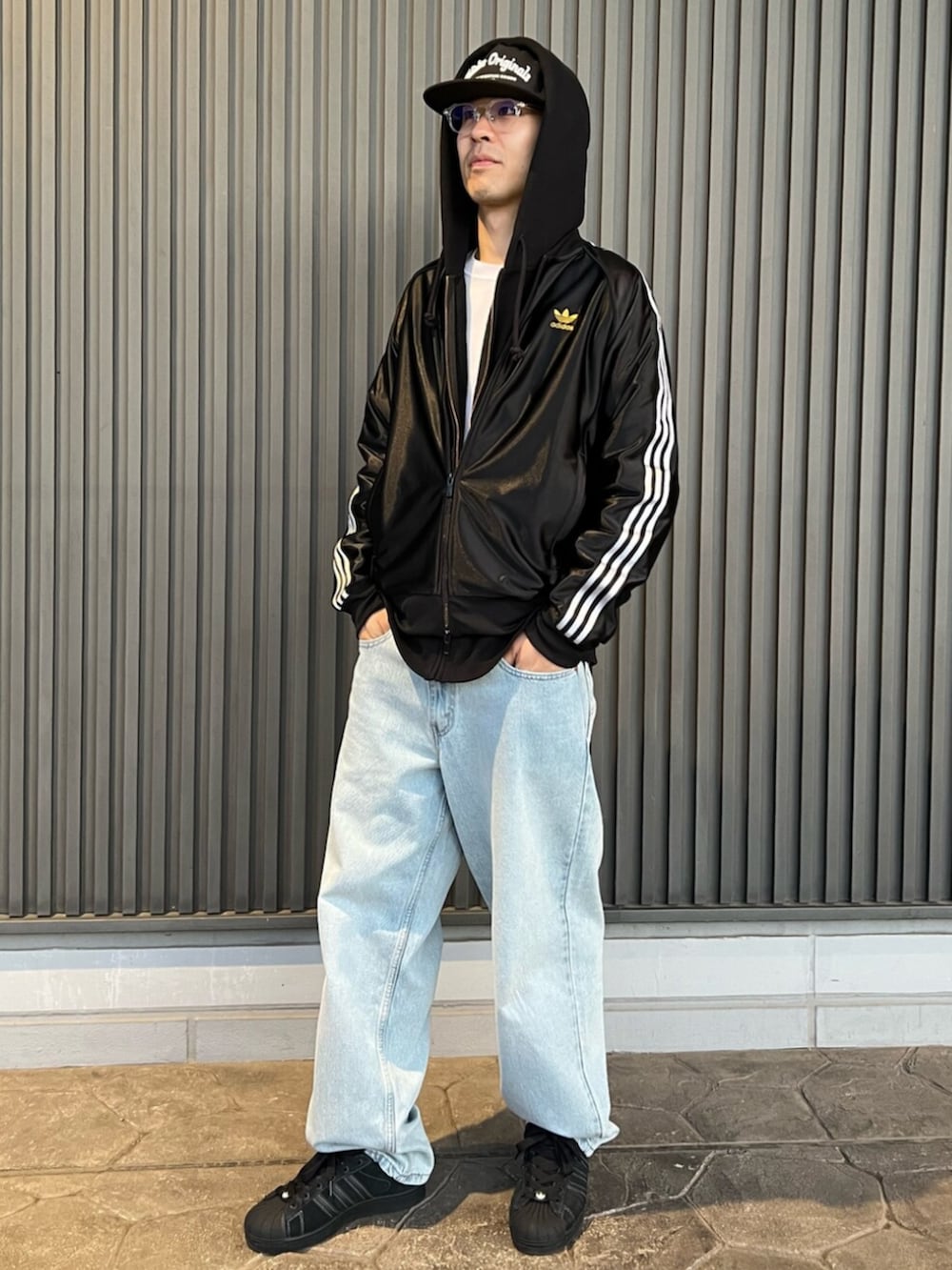 「スニーカー、キャップ、adidas、ジャージ、アディダス、adidas originals、トラックジャケット、アディダスオリジナルス、スーパースター、トラックトップ」｜「adidasのフラットブリム キャップ / アディダスオリジナルス adidas Originals（キャップ、ホワイト系）」を使った、KTさん（メンズ・178cm）の春コーディネートの2枚目の写真