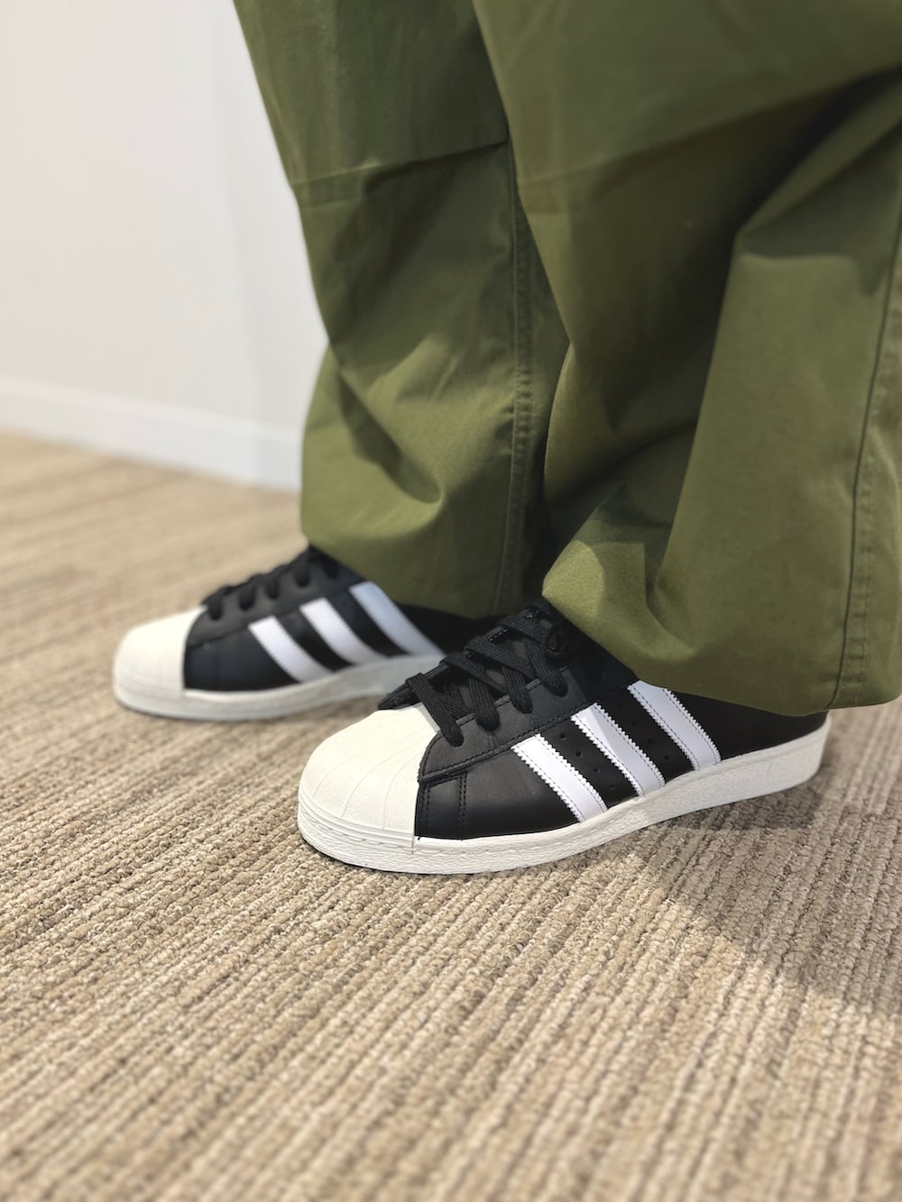 「スニーカー、adidas、オーバーサイズ、アディダス、adidas originals、トラックジャケット、アディダスオリジナルス、スーパースター、トラックトップ」｜「adidasのアディダス オリジナルス プレミアム オーバーサイズ SST リュクス トラックトップ / アディダスオリジナルス adidas Originals（ジャージ、ブラック系）」を使った、KTさん（メンズ・178cm）の春コーディネートの3枚目の写真