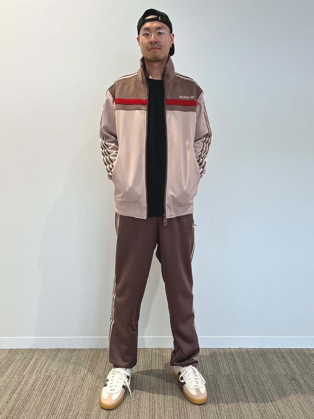 「スニーカー、adidas、ジャージ、アディダス、トラックパンツ、adidas originals、トラックジャケット、アディダスオリジナルス、ハンドボールスペツィアル」｜「adidasのプレミアム トラックトップ トラックジャケット / アディダスオリジナルス adidas Originals（ジャージ、ブラウン系）」を使った、KTさん（メンズ・178cm）の春コーディネートの2枚目の写真