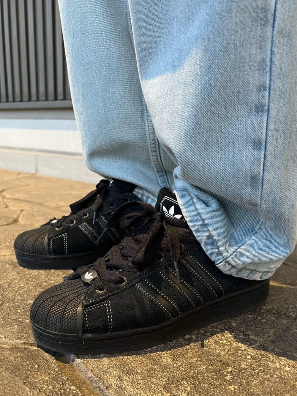 「スニーカー、キャップ、adidas、ジャージ、アディダス、adidas originals、トラックジャケット、アディダスオリジナルス、スーパースター、トラックトップ」｜「adidasのフラットブリム キャップ / アディダスオリジナルス adidas Originals（キャップ、ホワイト系）」を使った、KTさん（メンズ・178cm）の春コーディネートの4枚目の写真