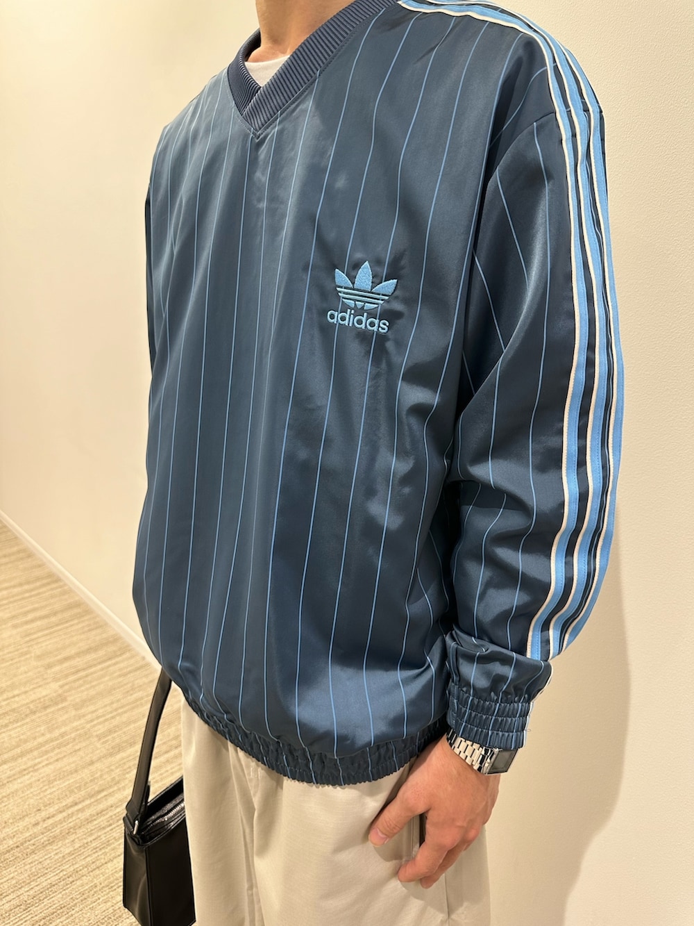 「スニーカー、adidas、アディダス、ハーフパンツ、ショーツ、adidas originals、アディダスオリジナルス、スーパースター、ピンストライプ、ウインドブレーカー」｜「adidasのアディダス ピンストライプ ウインドブレーカー / アディダスオリジナルス adidas Originals（ナイロンジャケット、ブルー系）」を使った、KTさん（メンズ・178cm）の春コーディネートの3枚目の写真