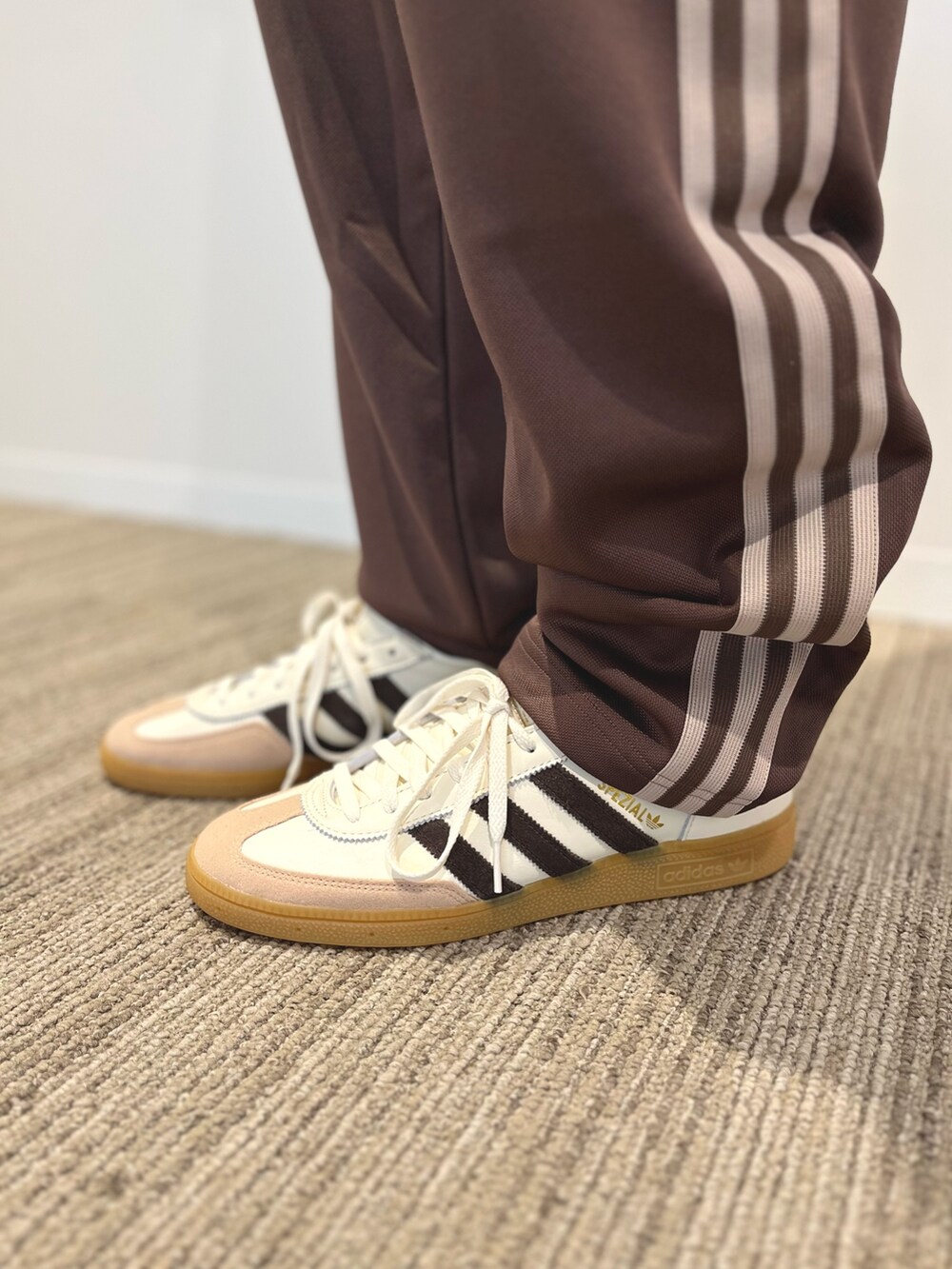 「スニーカー、adidas、ジャージ、アディダス、トラックパンツ、adidas originals、トラックジャケット、アディダスオリジナルス、ハンドボールスペツィアル」｜「adidasのプレミアム トラックトップ トラックジャケット / アディダスオリジナルス adidas Originals（ジャージ、ブラウン系）」を使った、KTさん（メンズ・178cm）の春コーディネートの4枚目の写真