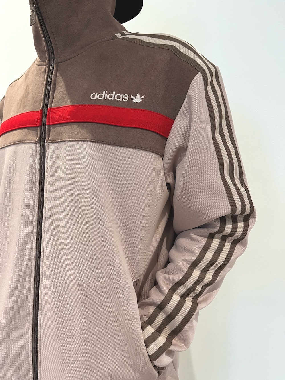 「スニーカー、adidas、ジャージ、アディダス、トラックパンツ、adidas originals、トラックジャケット、アディダスオリジナルス、ハンドボールスペツィアル」｜「adidasのプレミアム トラックトップ トラックジャケット / アディダスオリジナルス adidas Originals（ジャージ、ブラウン系）」を使った、KTさん（メンズ・178cm）の春コーディネートの3枚目の写真