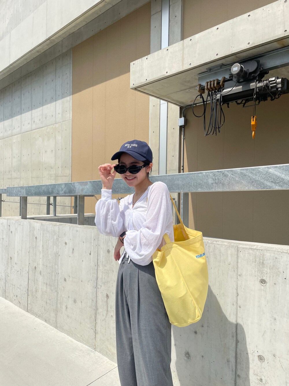 「夏コーデ、お出かけコーデ、シンプルスタイル、ラフコーデ、低身長コーデ、パンツスタイル、ワイドパンツ、夏ファッション、カジュアルコーデ、韓国ファッション、韓国ストリート、韓国コーデ」｜「SPINNSの【newhattan / ニューハッタン】NEW YORK ロゴ キャップ（キャップ、ブルー系）」を使った、まやさん（骨格ウェーブ・レディース・153cm）の夏コーディネートの4枚目の写真