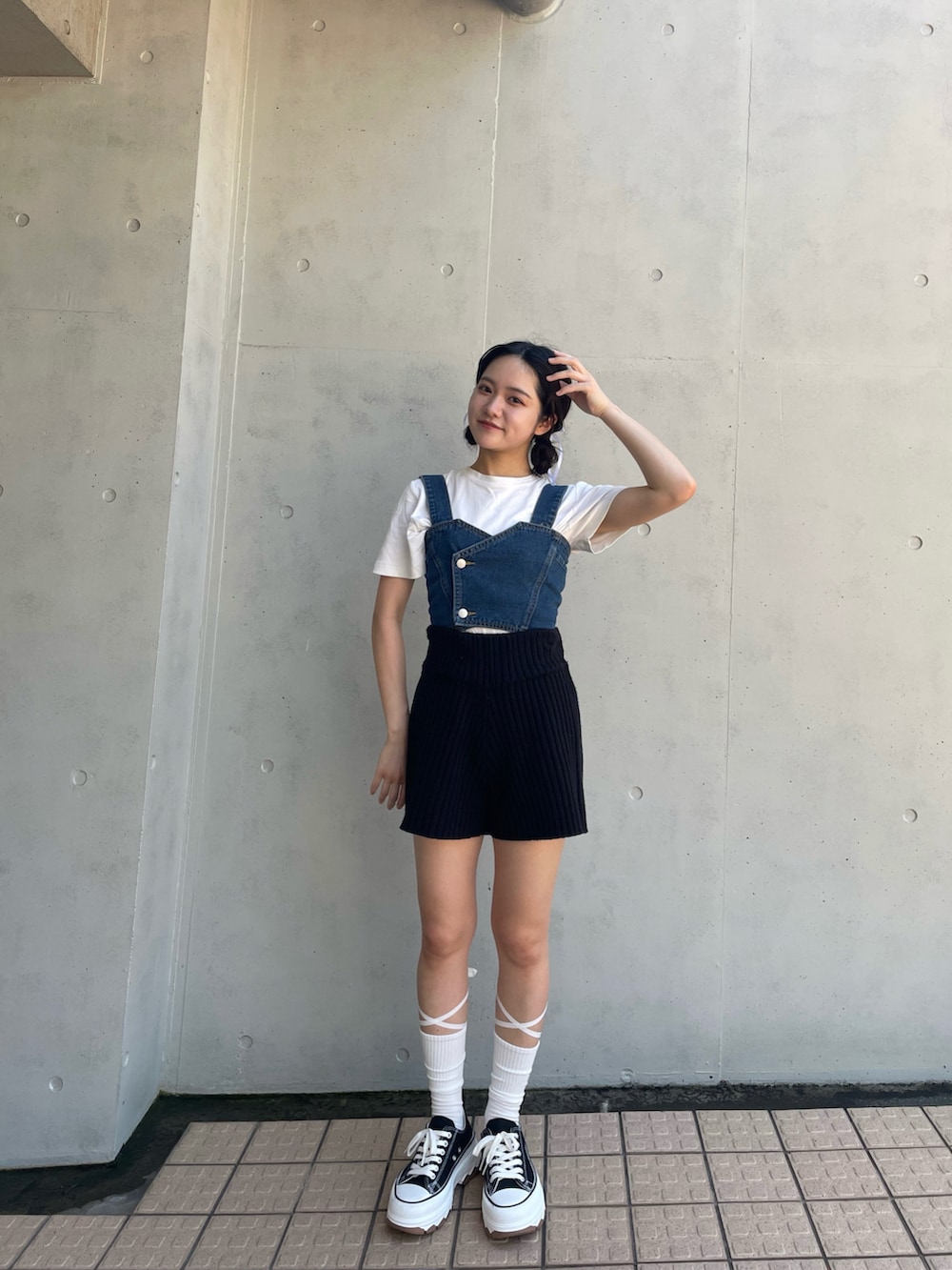 「夏コーデ、韓国ファッション、韓国コーデ、韓国ストリート、低身長コーデ、骨格ウェーブ、休日スタイル、お出かけコーデ、ootd、低身長女子、プチプラ、デニムビスチェ」｜「UNIQLOのクルーネックT（半袖）（Tシャツ/カットソー、ホワイト系）」を使った、まやさん（骨格ウェーブ・レディース・153cm）の夏コーディネートの3枚目の写真