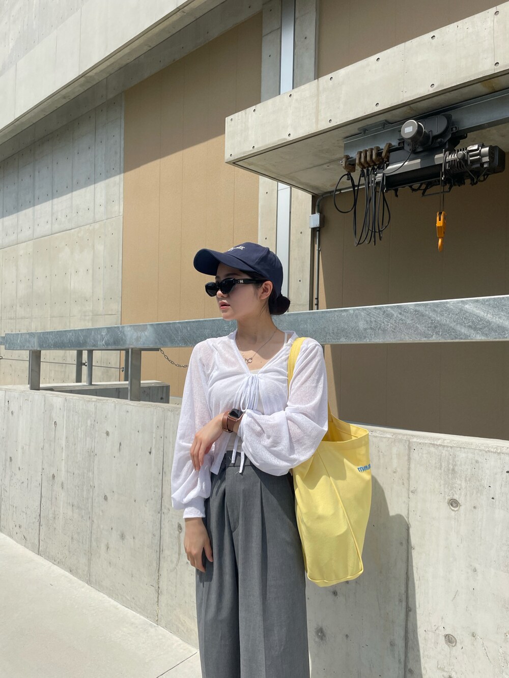 「夏コーデ、お出かけコーデ、シンプルスタイル、ラフコーデ、低身長コーデ、パンツスタイル、ワイドパンツ、夏ファッション、カジュアルコーデ、韓国ファッション、韓国ストリート、韓国コーデ」｜「SPINNSの【newhattan / ニューハッタン】NEW YORK ロゴ キャップ（キャップ、ブルー系）」を使った、まやさん（骨格ウェーブ・レディース・153cm）の夏コーディネートの3枚目の写真
